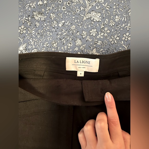 The Jane Canvas Shorts in Black size 4 - Picture 4 of 6